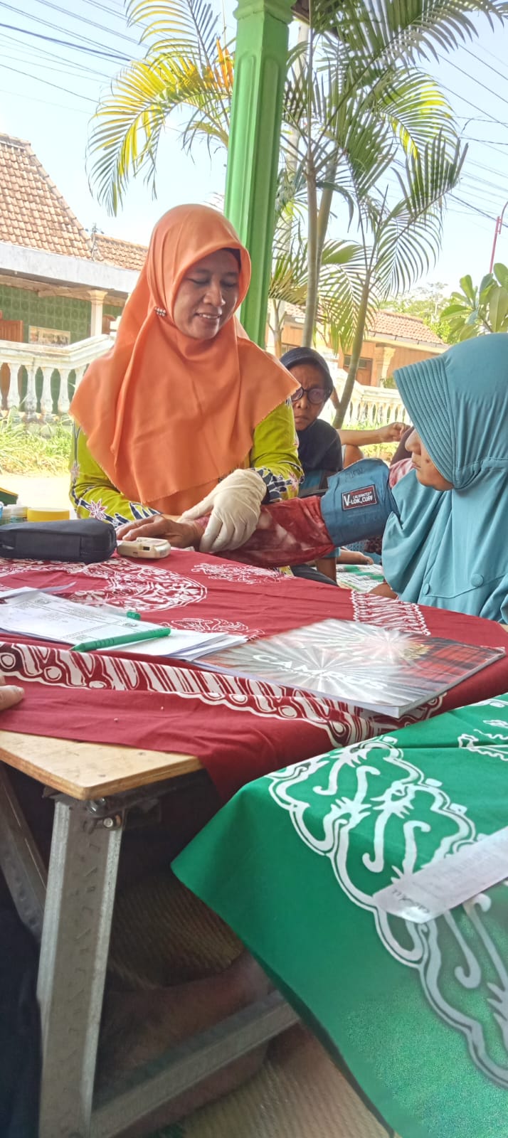 PELAKSANAAN POSYANDU UKK (UNIT KESEHATAN KERJA) DUSUN BURAK DESA TULUNG